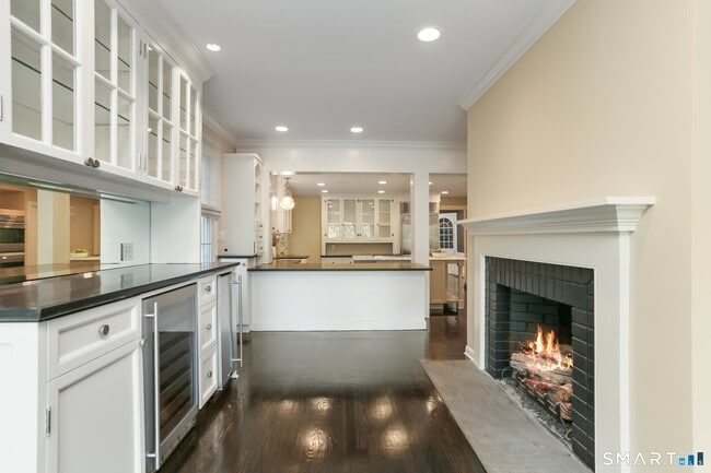 Building Photo - 890 Silvermine Rd