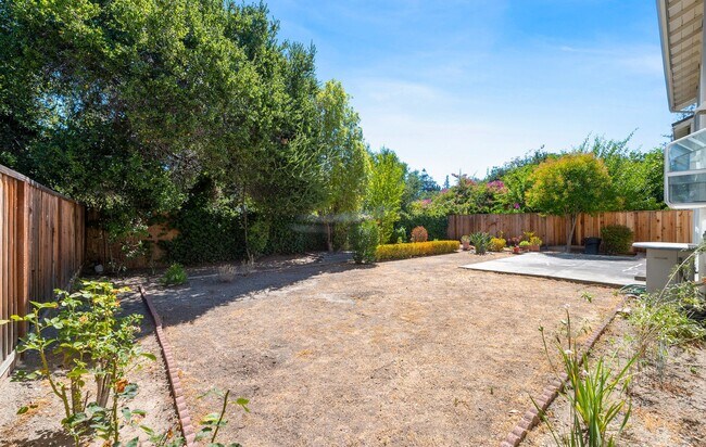 Building Photo - 5 bed/2.5 bath single family home in W. Sa...