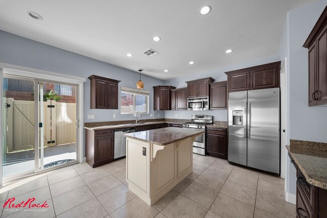 Building Photo - Charming 3 Bedroom Townhome