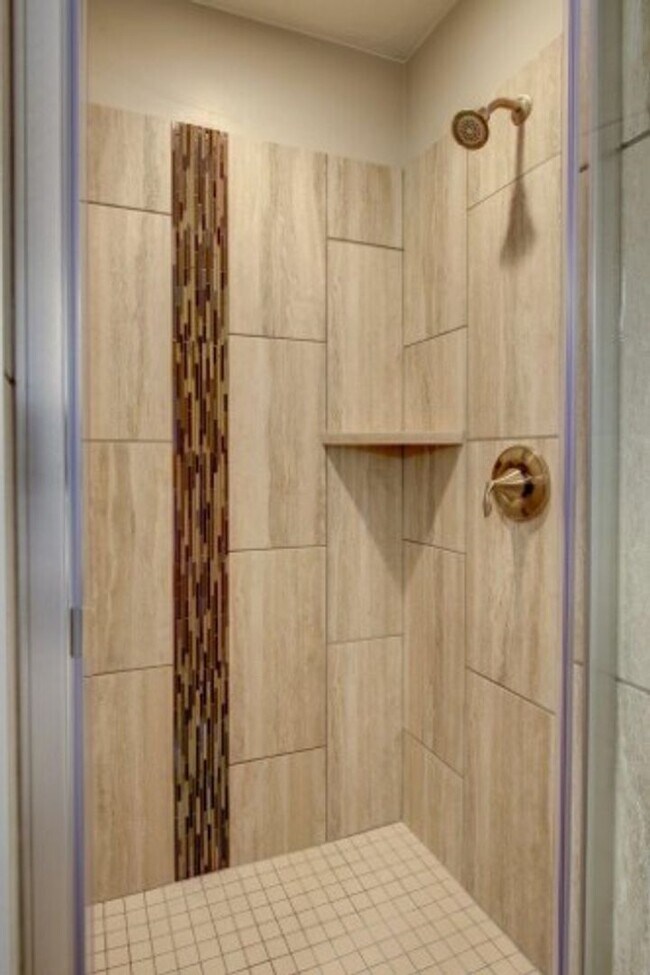 Building Photo - Like New 3 Bedroom 2.5 Bathroom Townhome i...