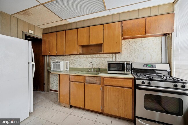 Building Photo - 5553 Matthews St