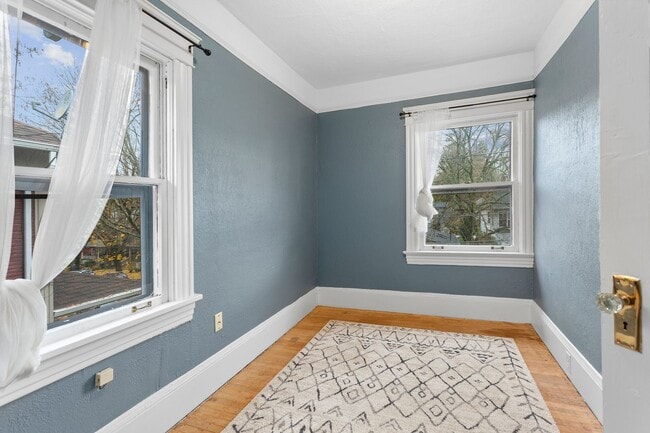 Building Photo - 2422SE / 2424SE