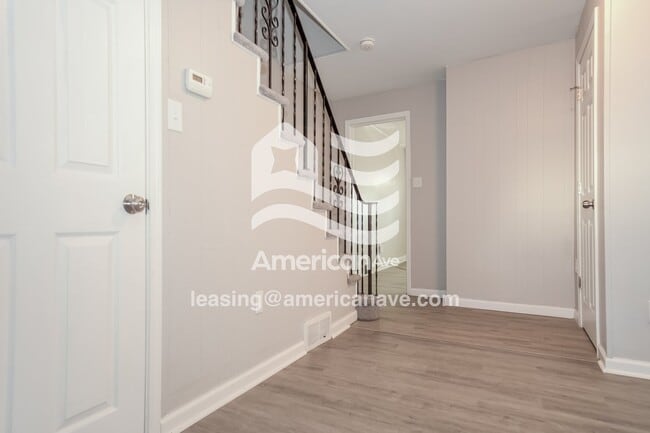 Building Photo - 1260 Summerlea Ave
