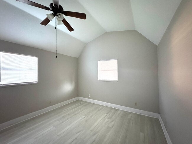 Building Photo - 16066 N Loop Dr