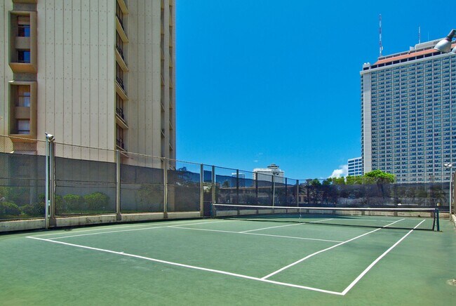 Building Photo - Comfortable Living in the Heart of Honolul...