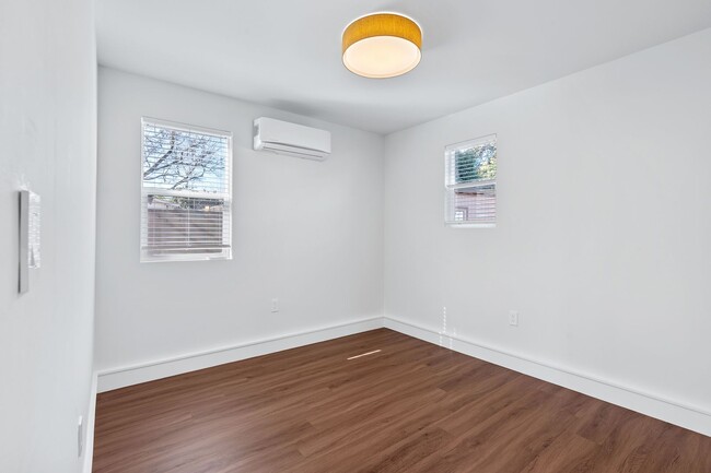 Building Photo - Beautifully Renovated 1-bedroom/ 1-bathroo...