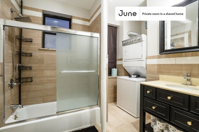 Building Photo - Private bedroom in 4 bed/2 bath Home