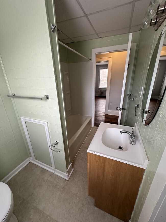 Building Photo - 906 Gompers Ave