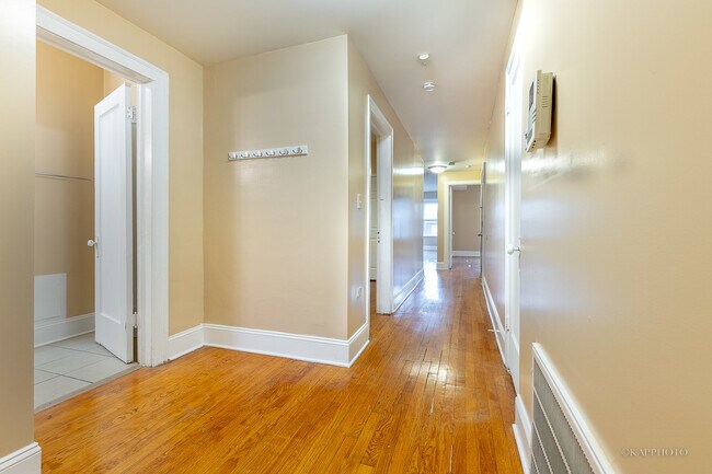 Building Photo - 6819 S Ridgeland Ave