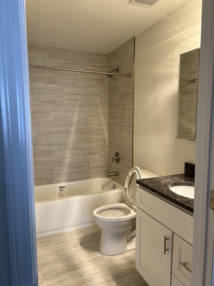 Building Photo - 435 Echo Ln