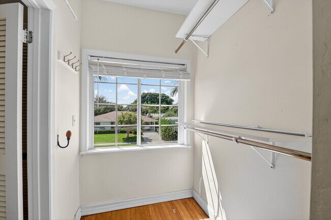 Building Photo - 322 Cornell Dr