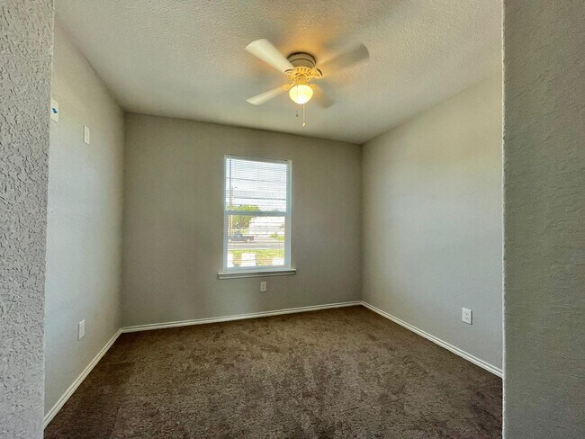 Building Photo - 6906 Crestway Dr
