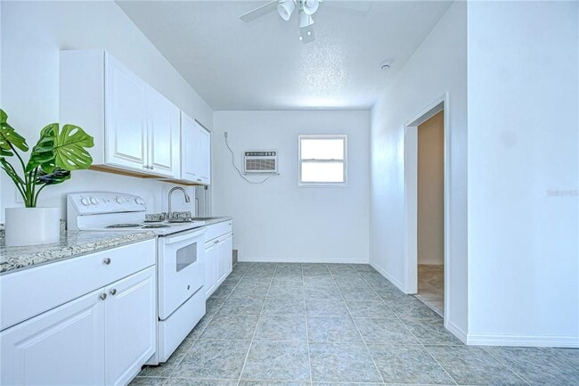 Building Photo - 150 E Madeira Ave