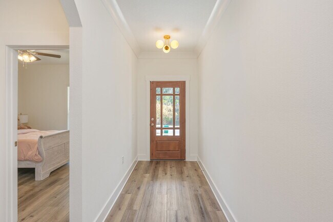 Building Photo - 807A Cedar Ave S