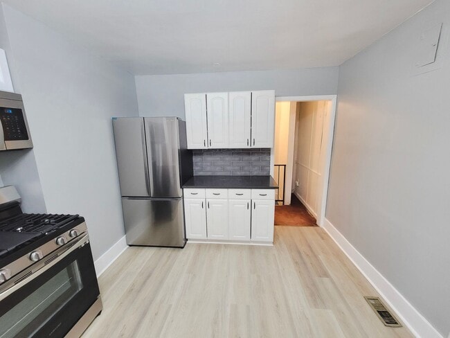 Building Photo - 2 bedroom 1 bath Berkley Apartment for rent