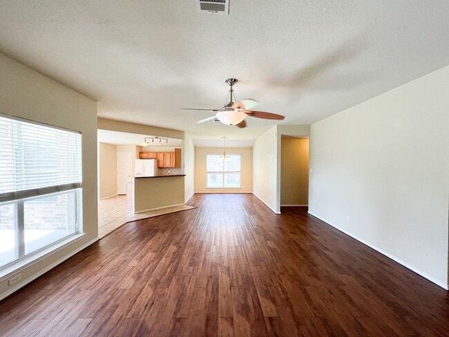Building Photo - Available NOW!!!! Open floor plan features...