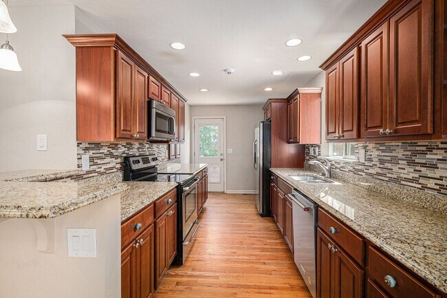 Building Photo - Don't miss this University Hills Home!