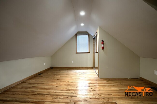 Building Photo - 226 E 16th Ave