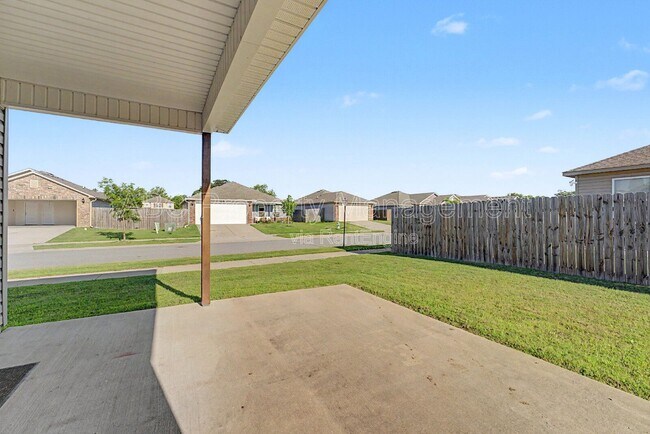 Building Photo - 946 E Sparrow Cir