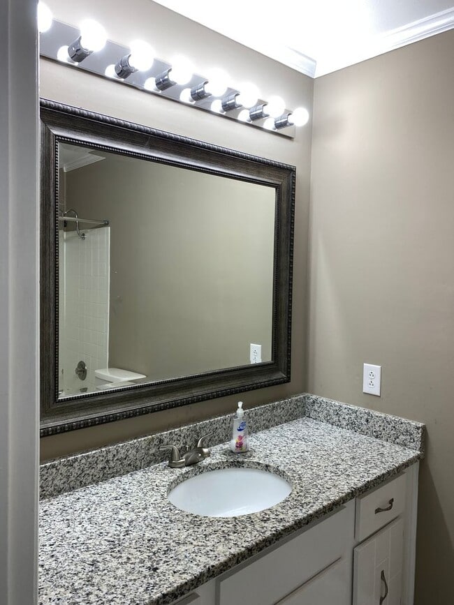 Building Photo - Nice 3BR Condo in Huntington Ridge