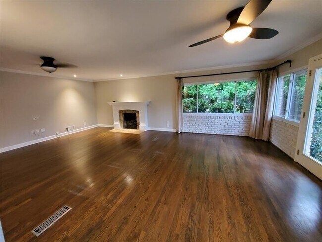 Building Photo - 4615 Mystic Dr NE