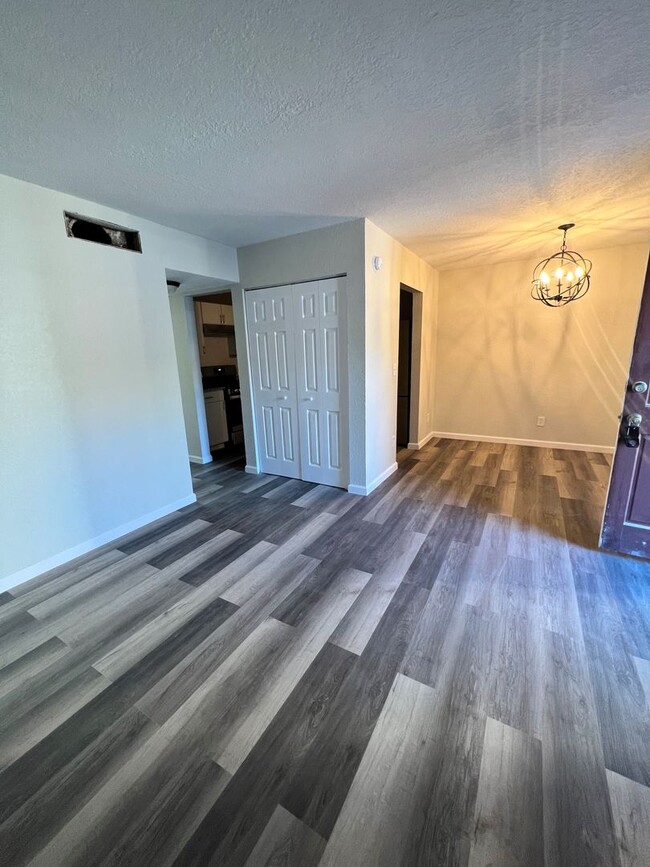 Building Photo - Fully Remodeled 1 Bedroom Condo in 55+ Com...