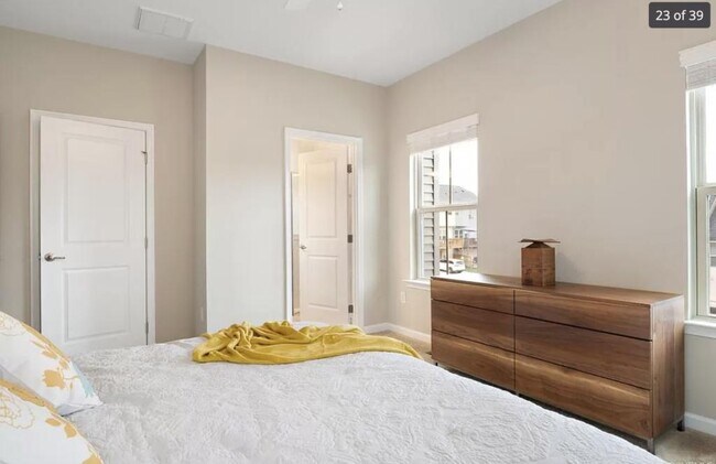 Building Photo - 16621 Gossamer Dr