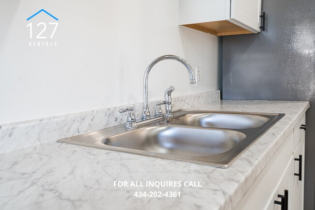 Building Photo - Comfort Meets Convenience in the Heart of Madison Heights