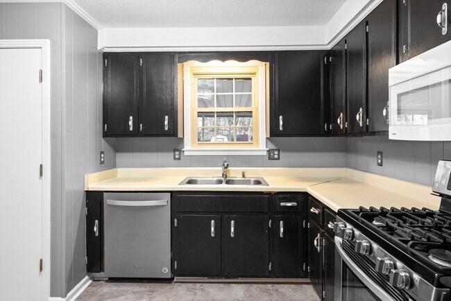 Building Photo - 3 Bedroom Home for Rent in St. B!