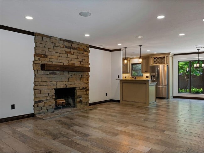 Building Photo - 3025 Pine Ridge Rd