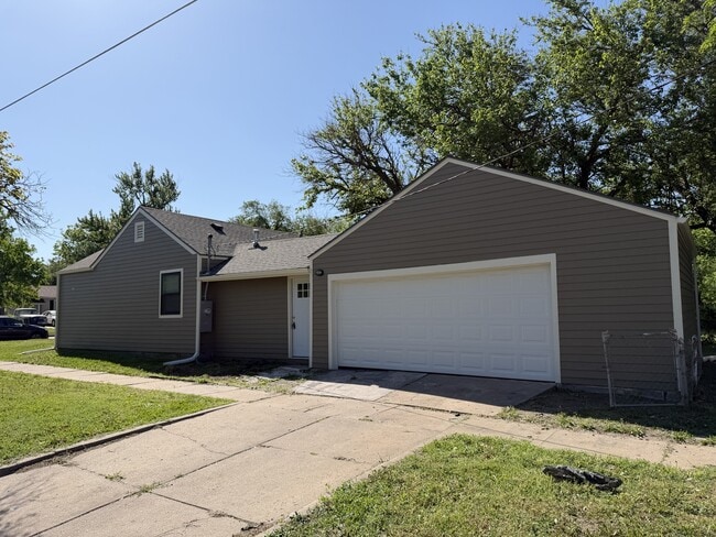 Building Photo - 1557 N Volutsia