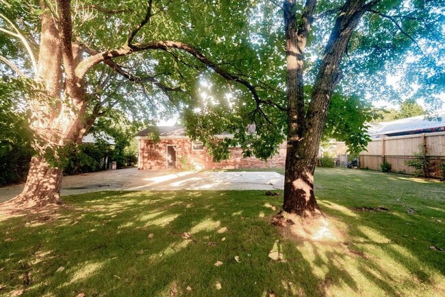 Building Photo - 609 Marguerite Dr NW