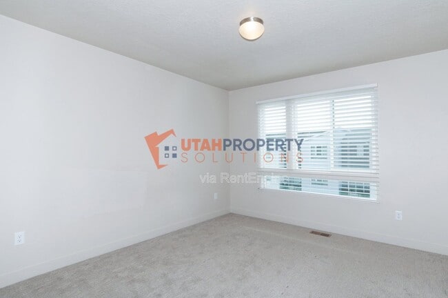 Building Photo - 1025 W 400 S