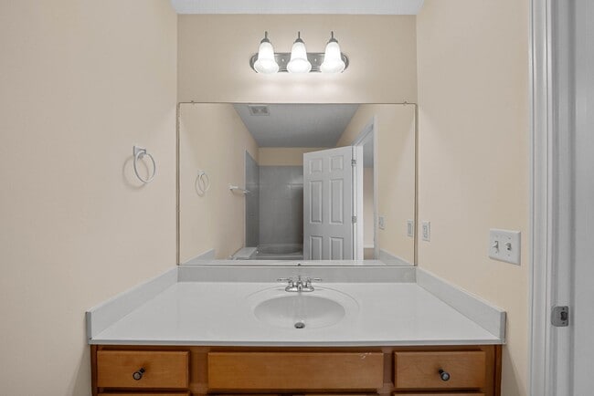 Building Photo - Large 2 Bedroom 2 1/2 Bath Dog Friendly Condo For Rent!