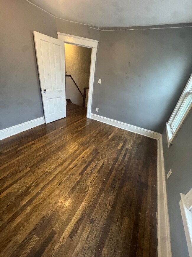 Building Photo - 632 E 101st St