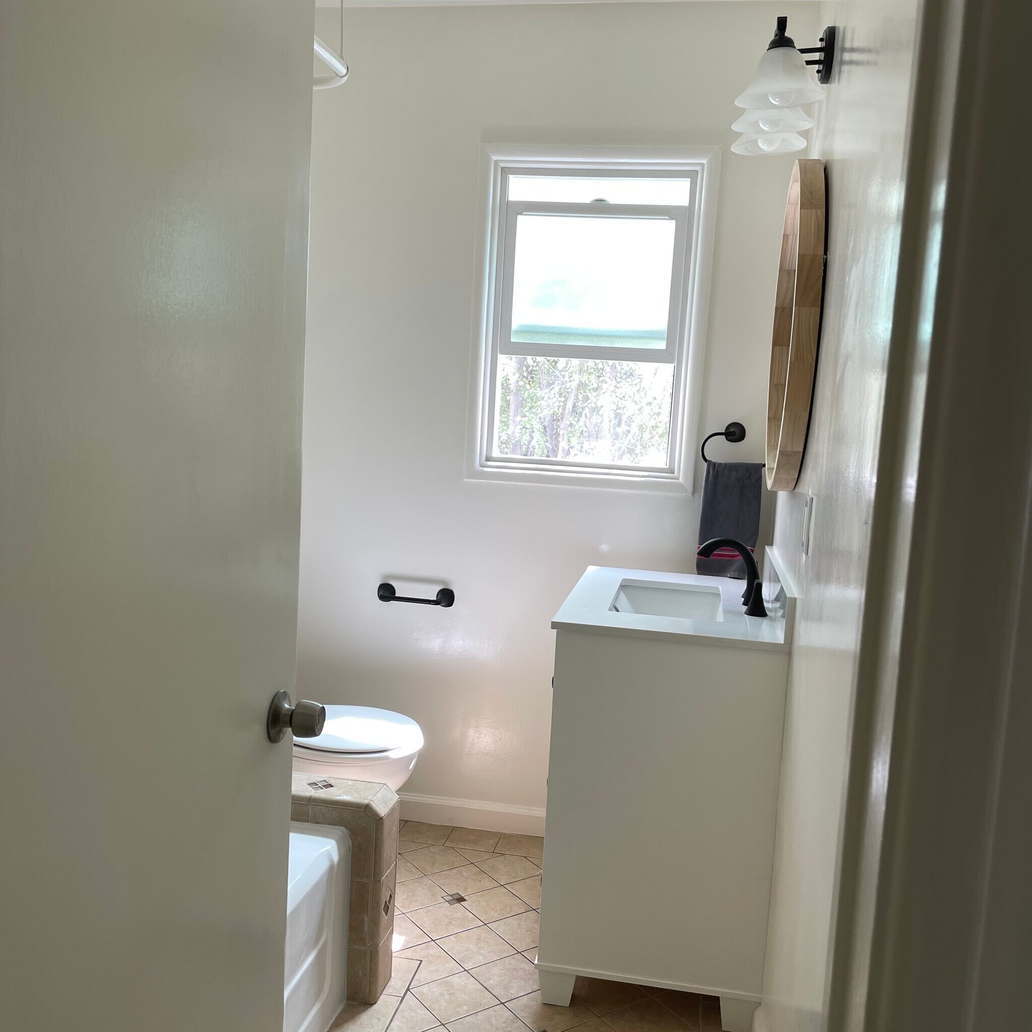 bath - 2122 Montana Ave