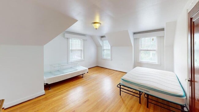 Building Photo - 801 E Ann St