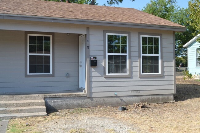 Building Photo - Renovated 1 bedroom 1 bath duplex!! Don't miss out on this stunner!