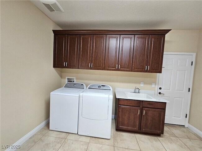 Building Photo - 892 White Sparrow St