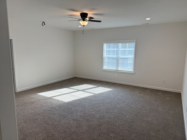 Building Photo - Beautiful New Home in georgous community