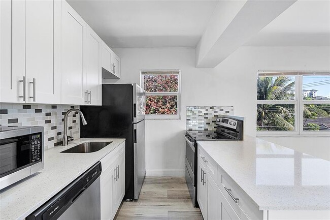 Building Photo - 1100 NE 9th Ave