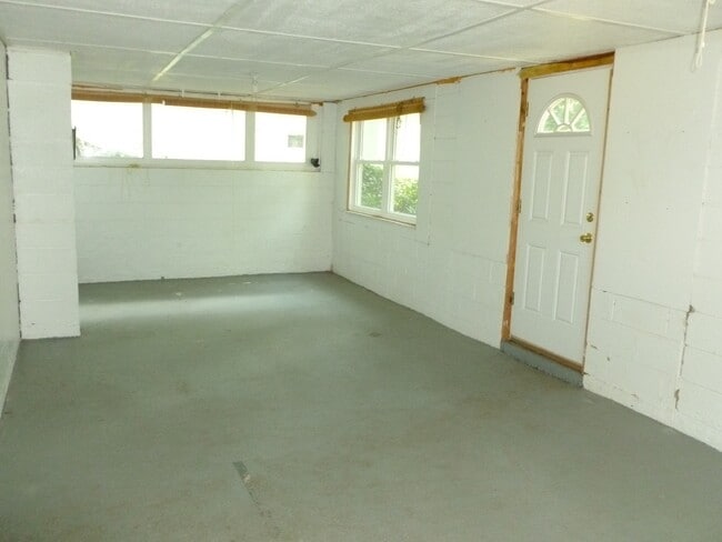 Building Photo - 231 Shamrock Rd