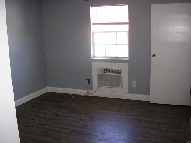 Building Photo - 204 N Warren St