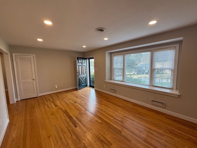 Building Photo - Three Bedroom Two Bath Home in Ridgeview/Parham & Ridge Area. Available in August!