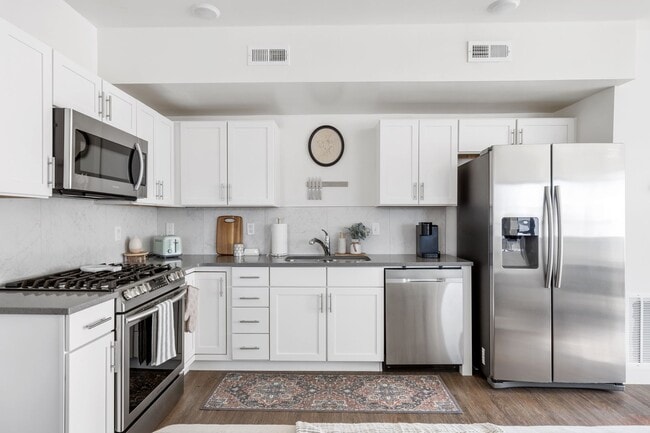 Building Photo - Modern 2 Bed / 2 Bath Townhome in Salt Lak...