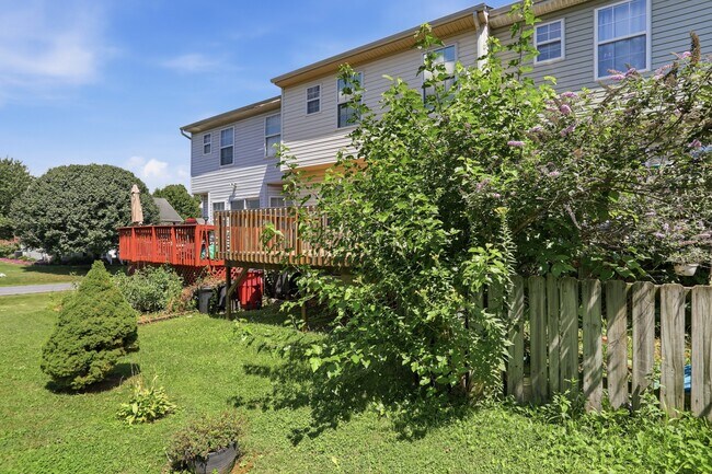 Building Photo - 10 Crabapple Ct