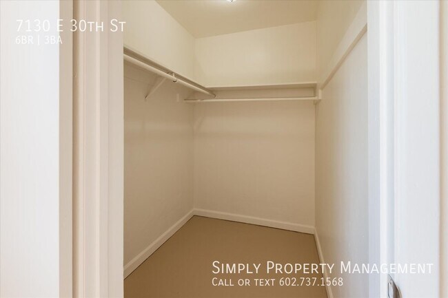 Building Photo - 4 bedroom 2 bath main house with a 2 bed 1...