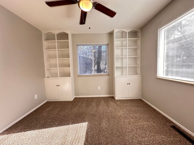 Building Photo - 2015 Pine Grove Ave