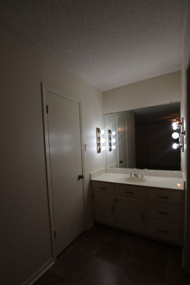 Building Photo - Almost Ready! Beautiful 3 bedroom 2 bath h...