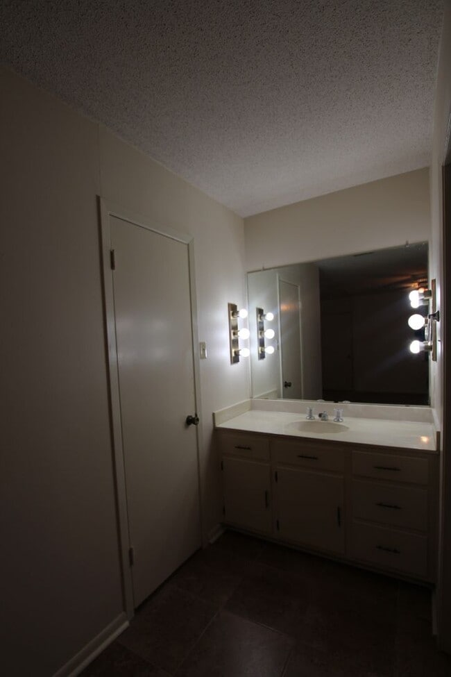 Building Photo - Beautiful 3 bedroom 2 bath home in the hea...
